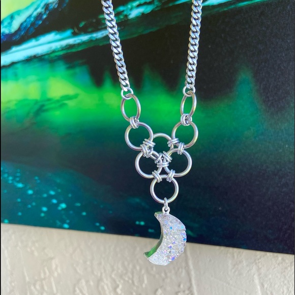 Maille stainless steel necklace with rainbow iridescent druzy quartz moon charm - Picture 3 of 12